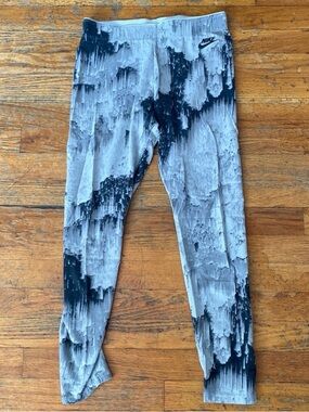Nike Women’s Gray & Black Patterned Leggings